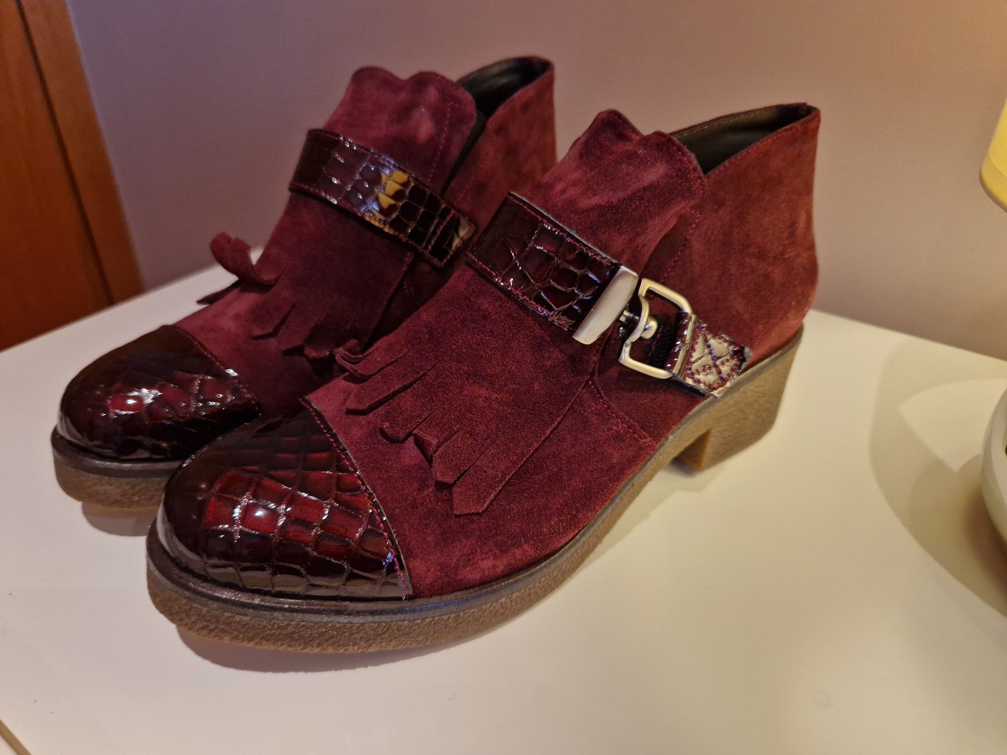 Botins bordeaux salto alto