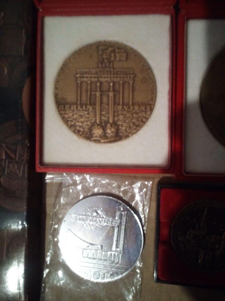 Zestaw medali plus katalog medali  1979 - 1983 rok