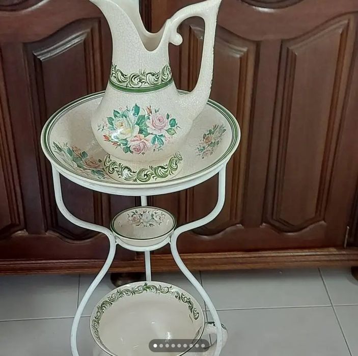 Lavatório  antigo portátil  com louça  Alcobaça e espelho