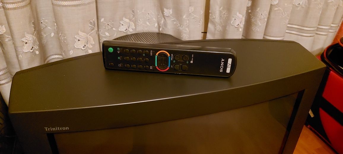 Vendo Tv Sony tamanho médio antiga com comando