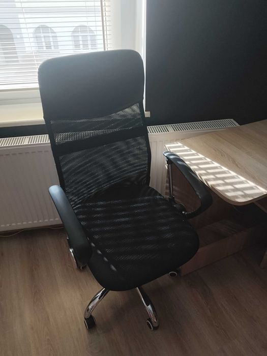 Biurko z krzesłem obrotowym