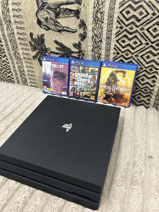 PlayStation 4 Pro 1TB + 3 гри + зарядна станція
