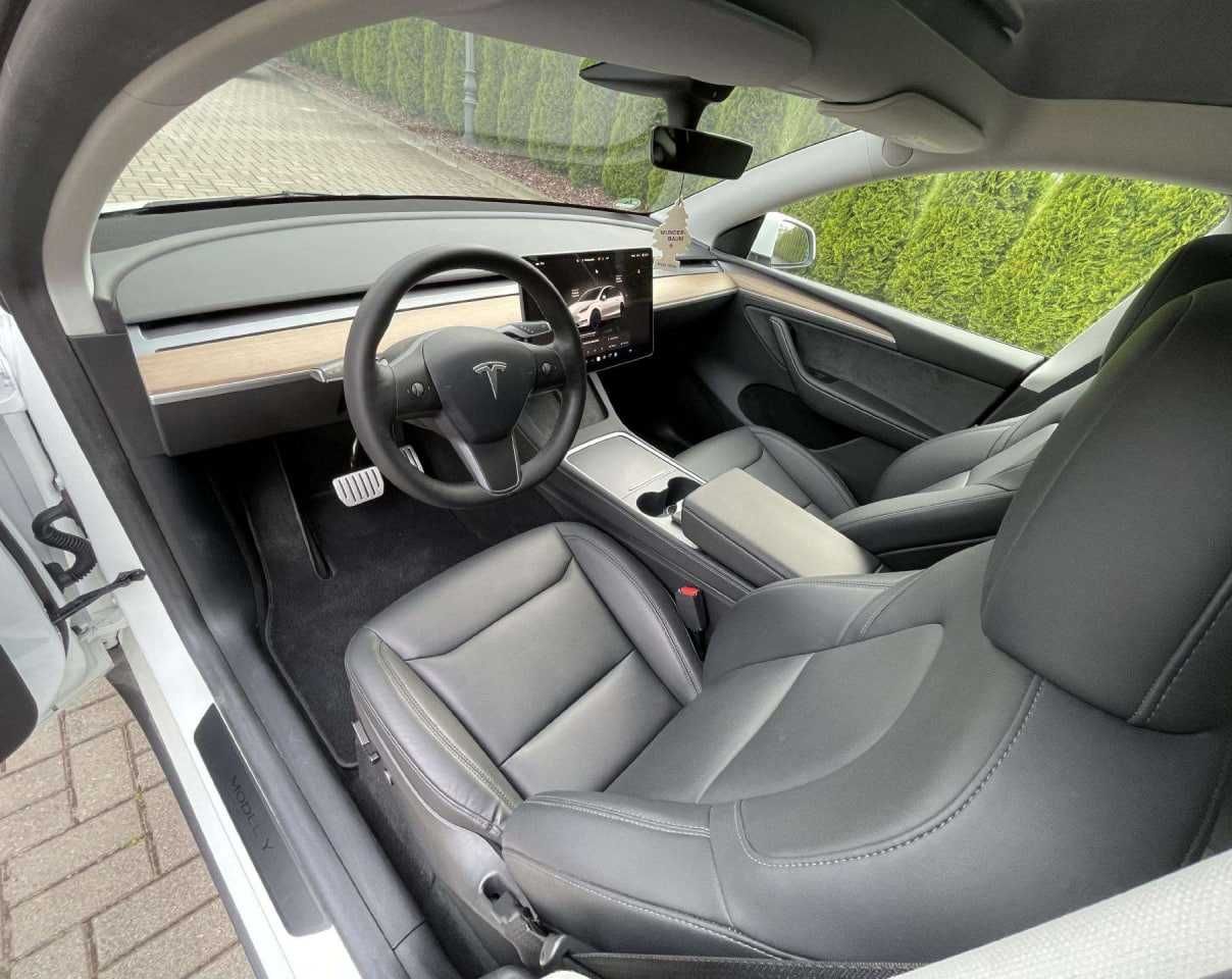 Tesla Model Y, 2022, 70 000