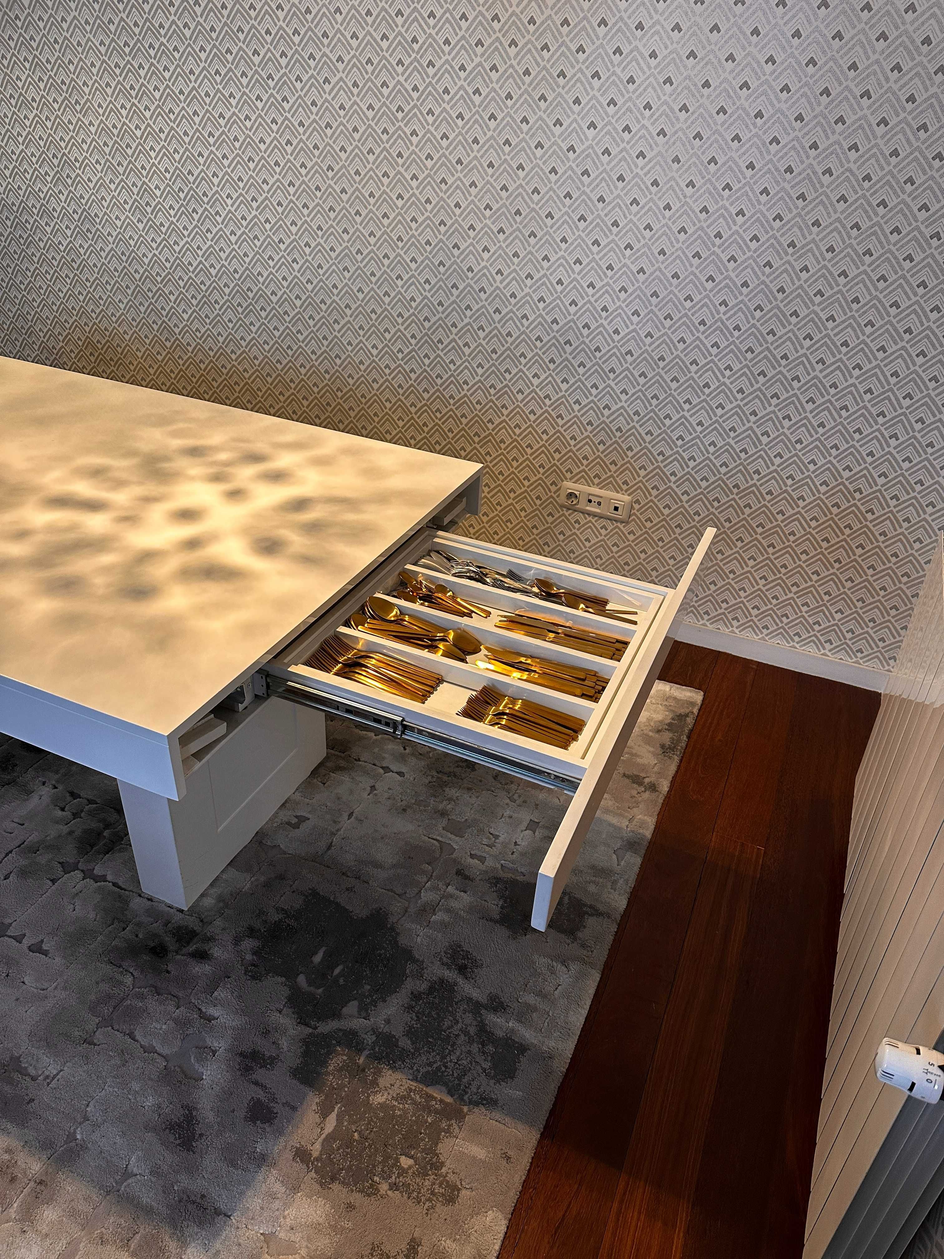 Conjunto mesa/cadeiras/tapetes