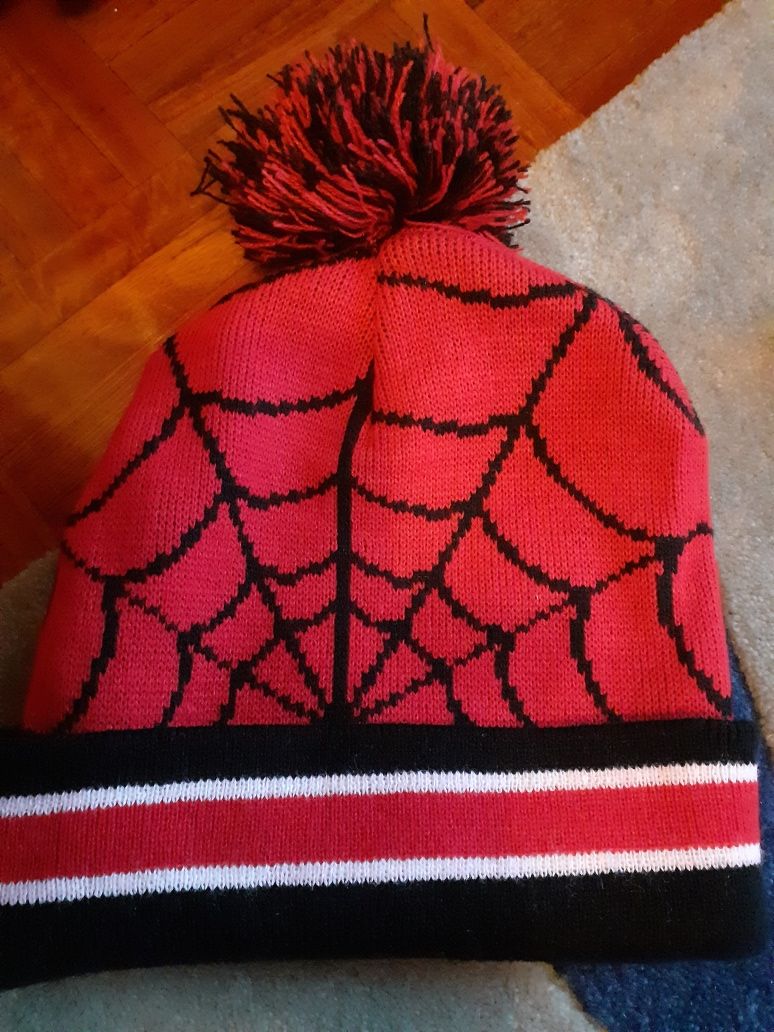 Vendo dois gorro spider man vermelho e um conzento.