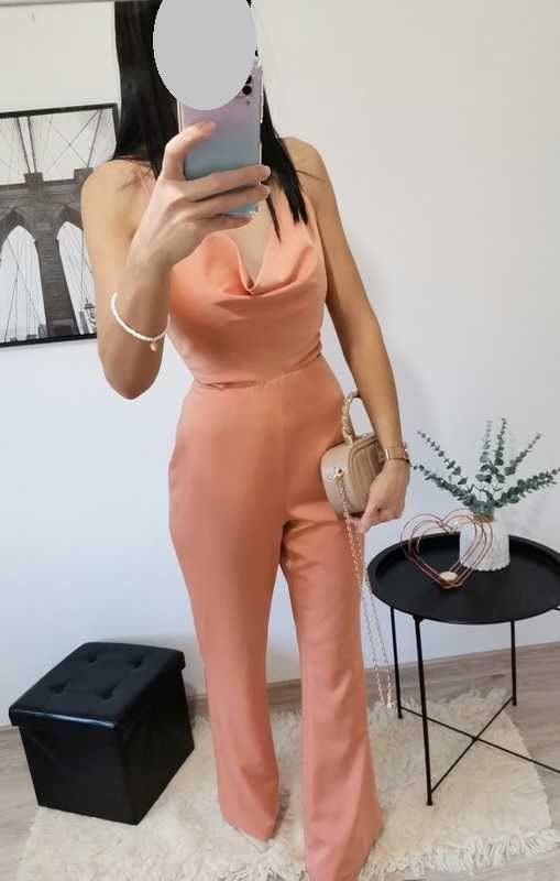 Satynowy kombinezon Lavish Alice cut out z szerokimi nogawkami 38 m