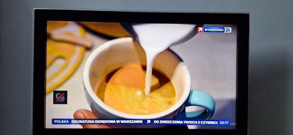 Tv Samsung LE32D450 32" HD z podstawą i pilotem.