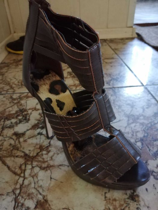 Brązowe sandałki na platformie