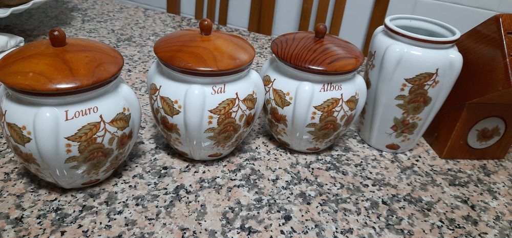 Conjunto de porcelana com várias peças da marca Belever