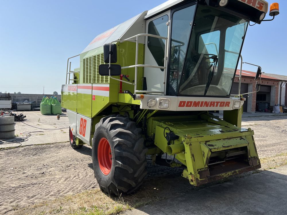 Claas Dominator 88S Classic  John deere New holland Case MF Bizon