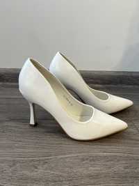 Туфлі на каблуку білі, 38 розмір