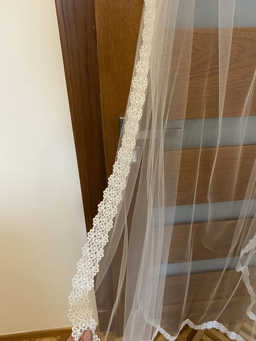 Welon ślubny z tiulu z wykonczeniem