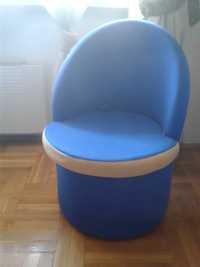 fotel -pufa niebieski mały