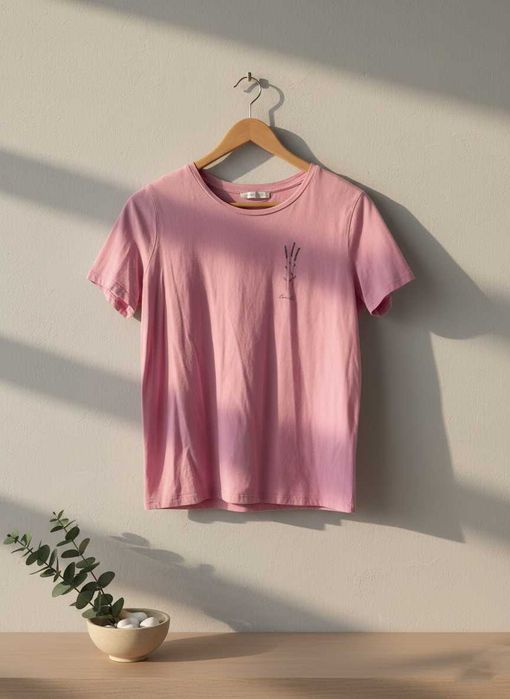 Różowa koszulka z delikatnym nadrukiem - LC Waikiki