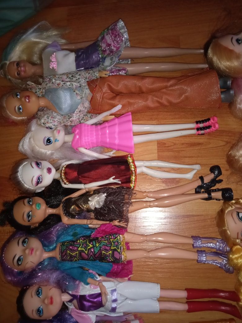 Лот різних ляльок