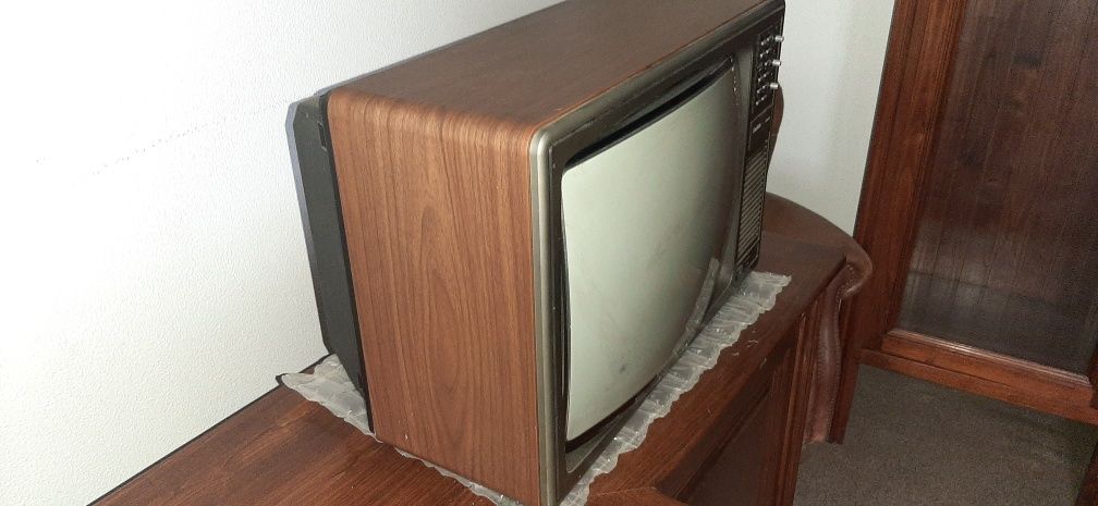 Televisor antigo RADIOLA