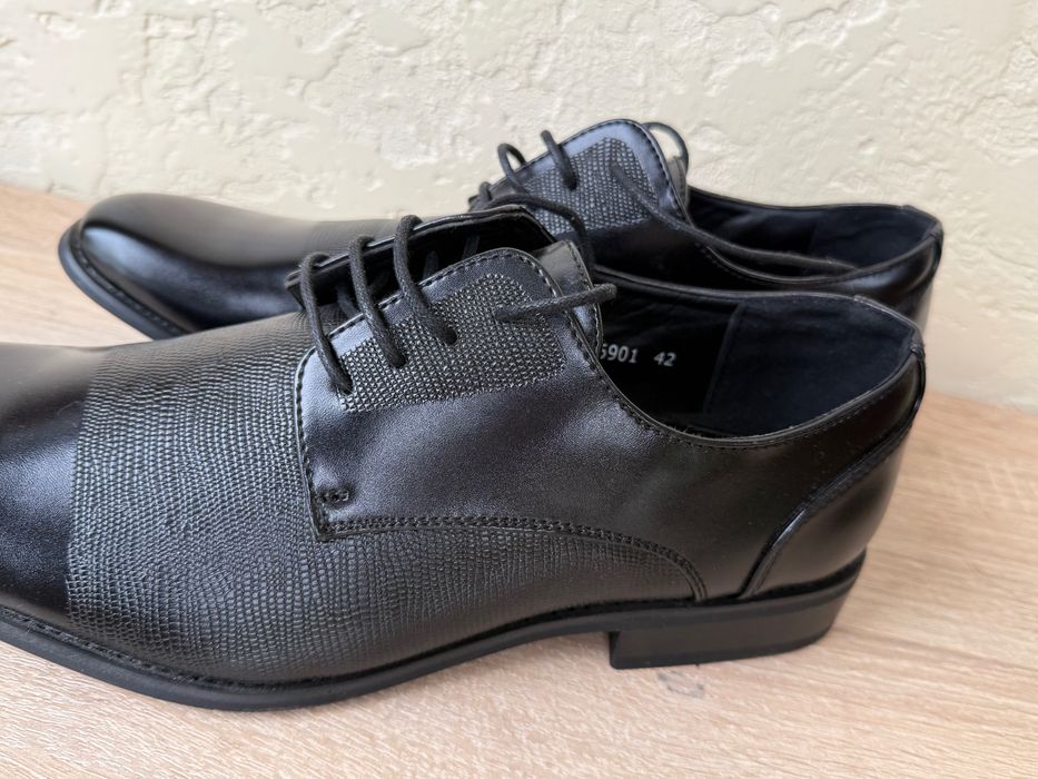 Чоловічі лаковані туфлі з класною вставкою в дизайні. Нові, 42 розмір.