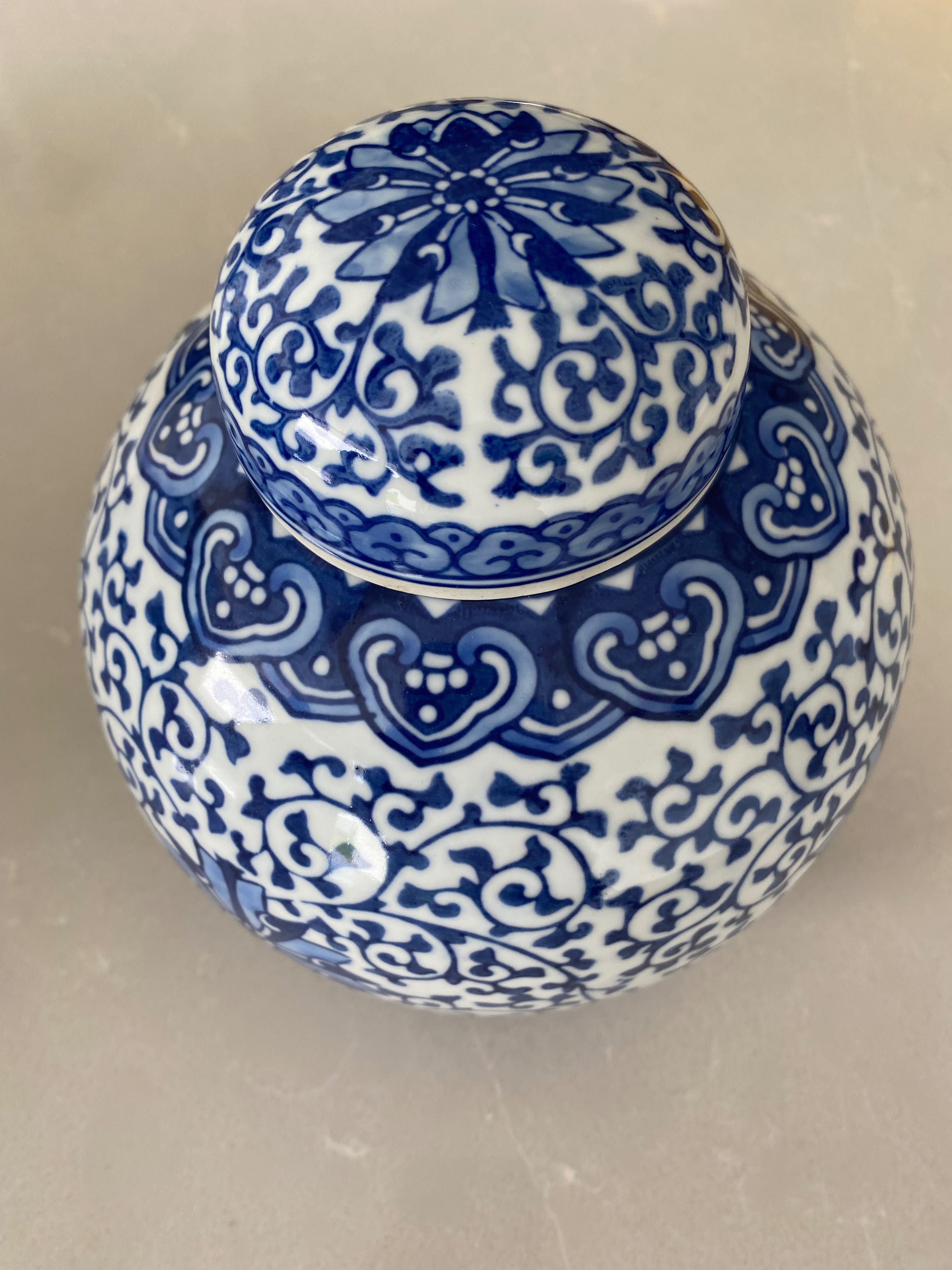 Jarra com tampa e taça de louça chinesa