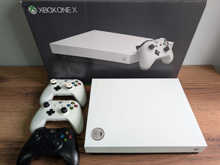Konsola Xbox one X 1t + 3 pady (jeden gratis) + 24 gry + uchwyt na ści