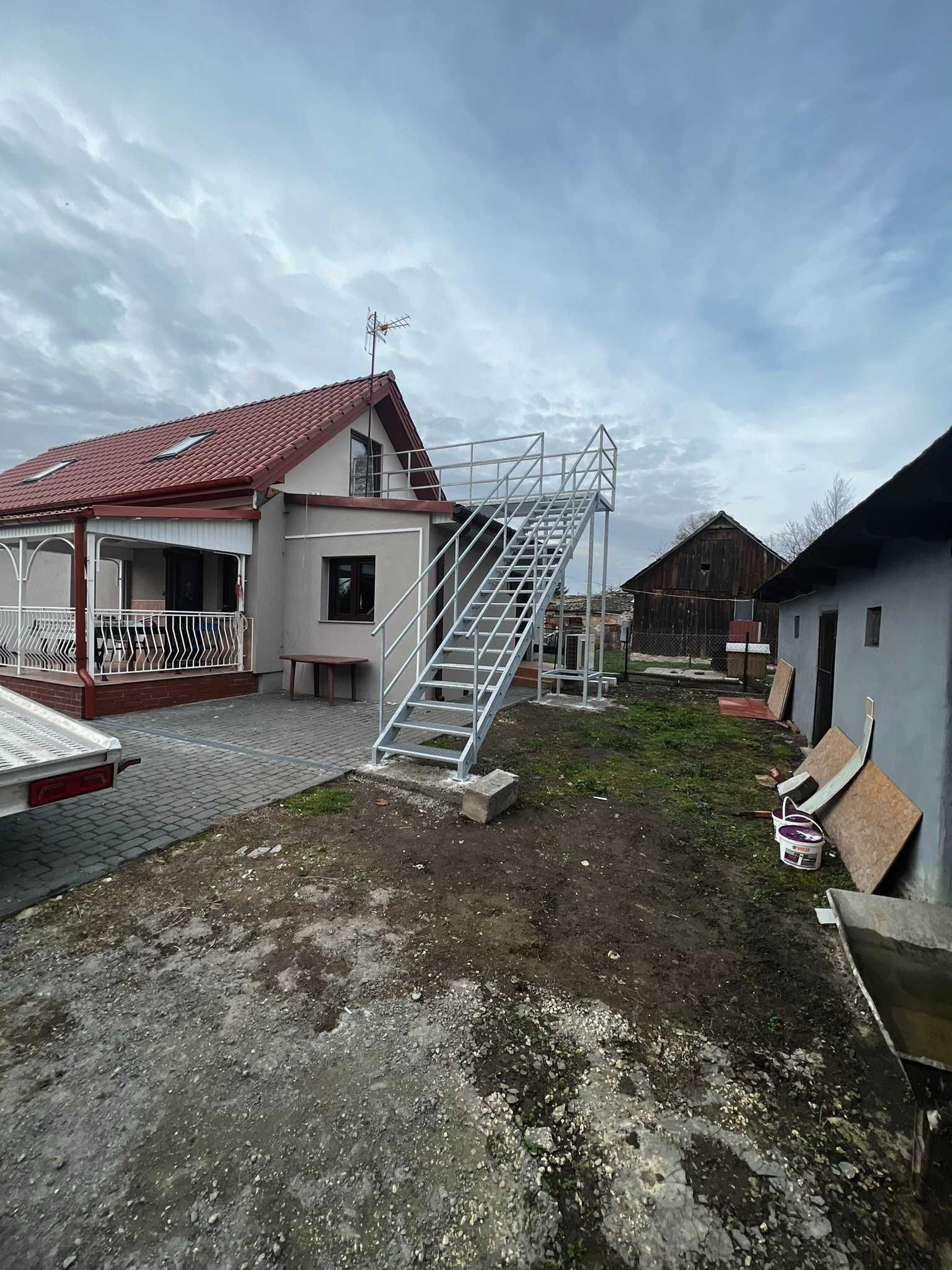 Schody metalowe zewnętrzne  stalowe techniczne krata