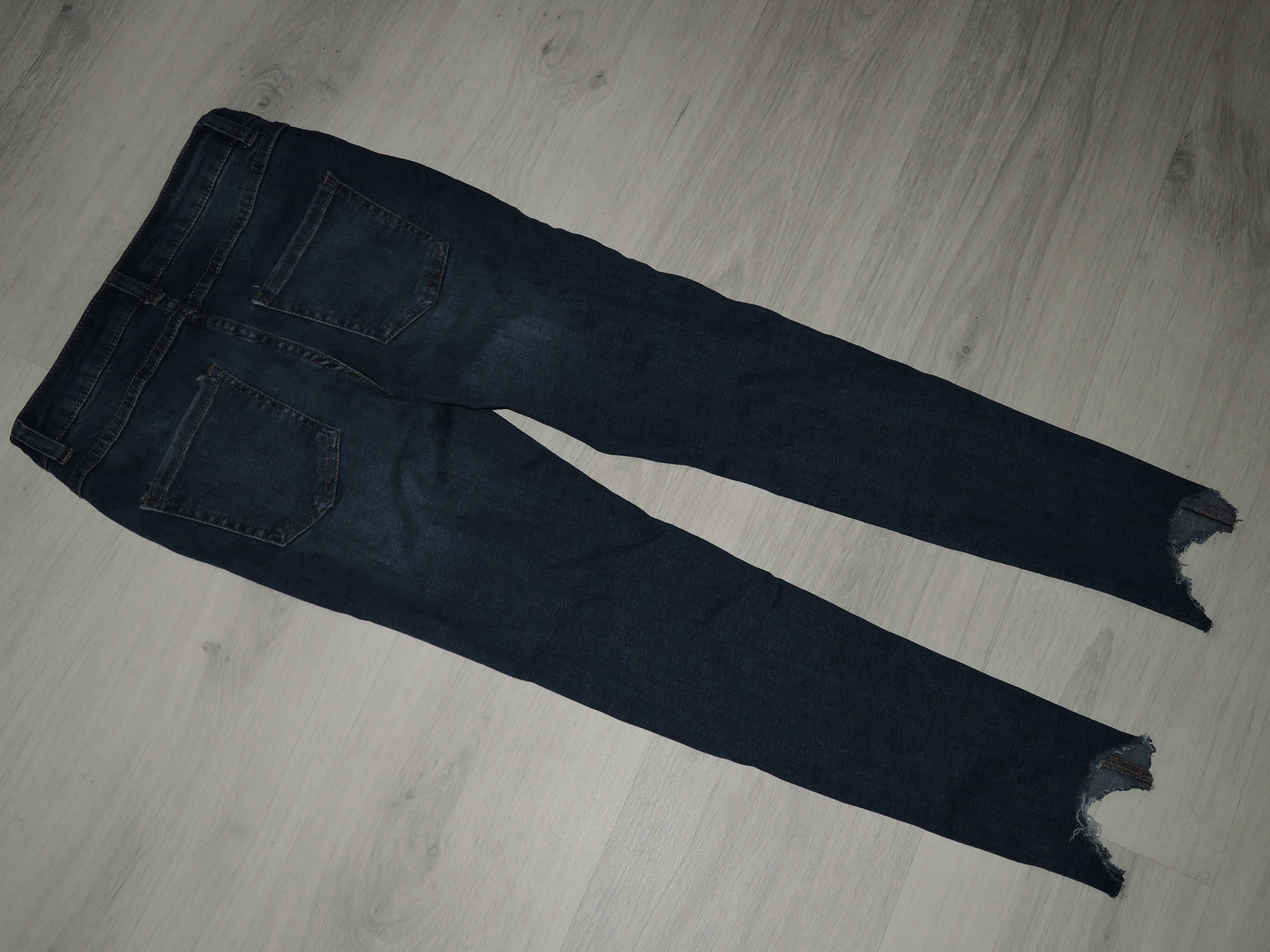 Nowe spodnie dżinsowe skiny Denim C&o 9/10 140  z dziurami