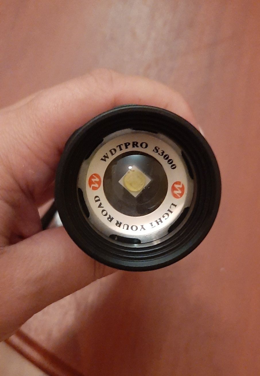 Металевий світодіодний фонарик,фонарь LED на батарейка 4 шт АА