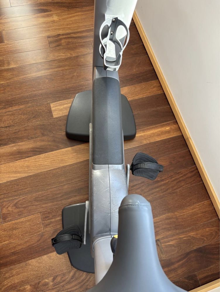 2 Bicicletas Estáticas Vertical - Thechnogym