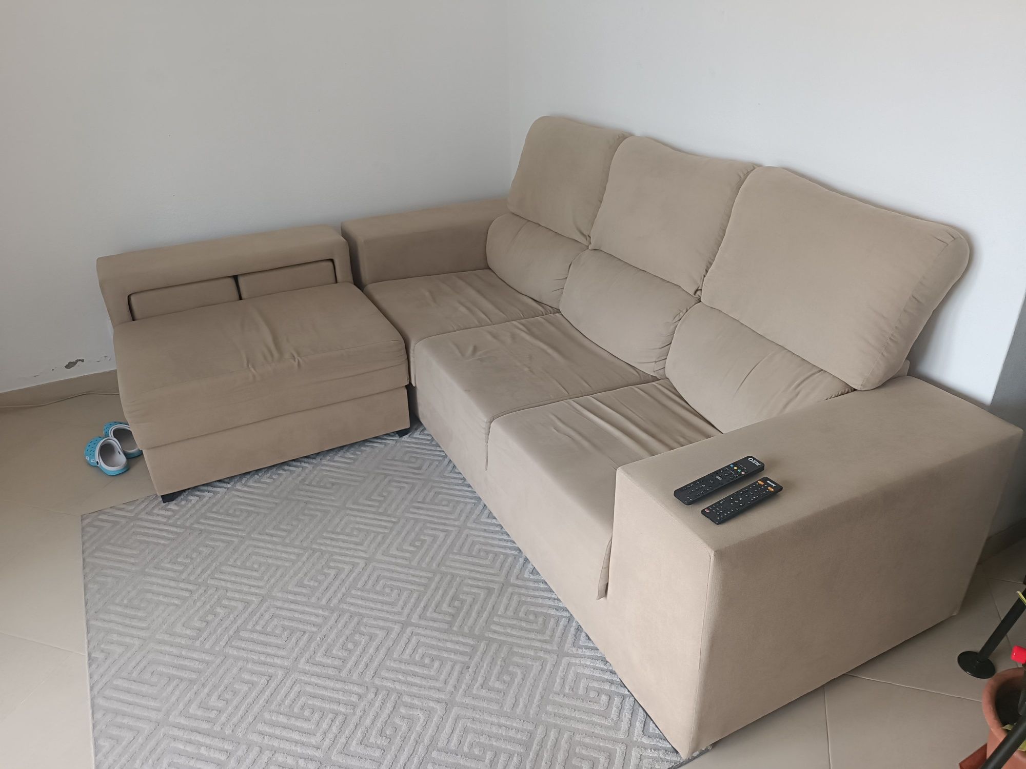 Sofá 3 lugares com chaise long mais 2 puffs