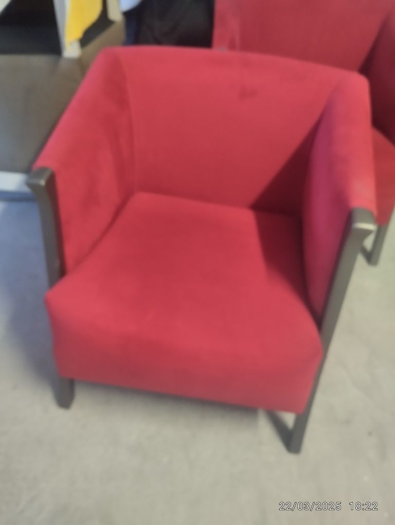 1 poltronaem veludo vermelho
