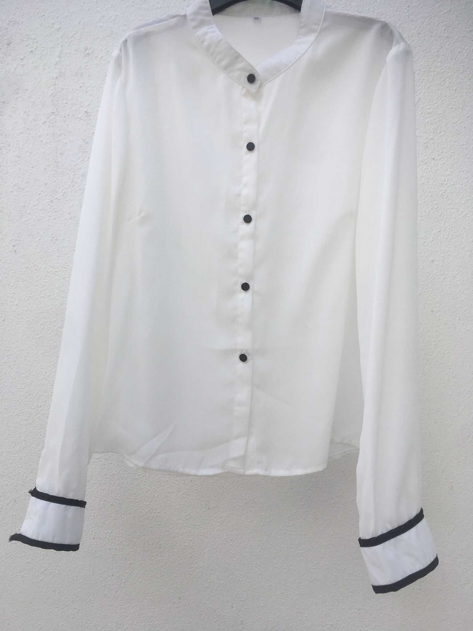 Camisa Branca com Bordas Pretas
