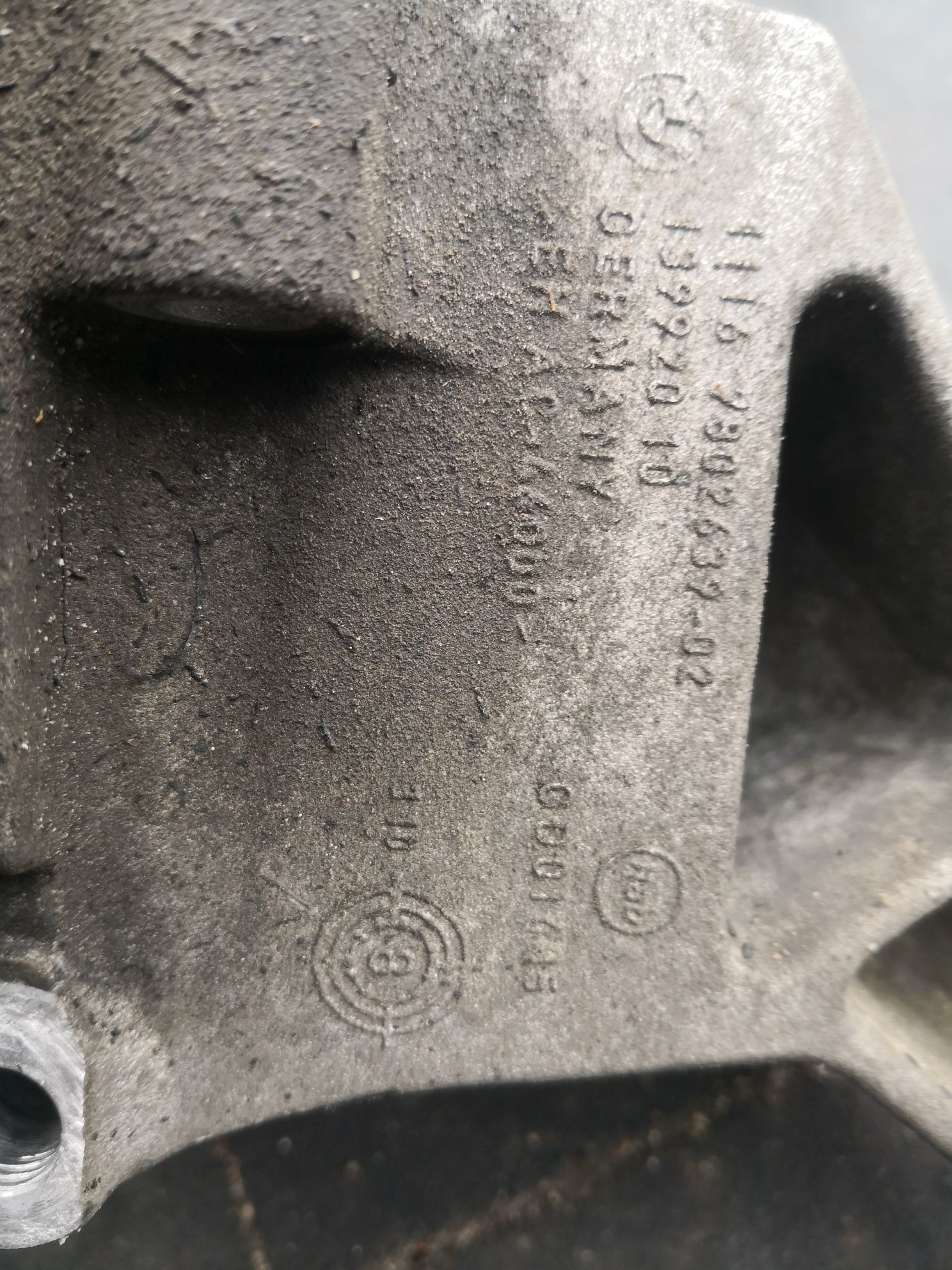 Wspornik łapa podstawa alternatora klimatyzacji BMW N47D20A