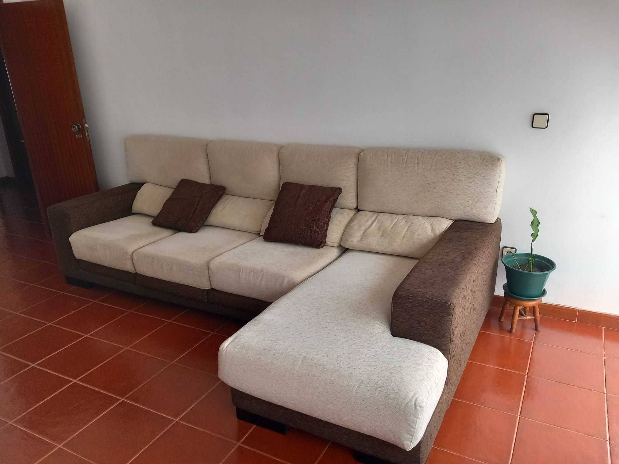 Sofá de 4 lugares com chaise-longue