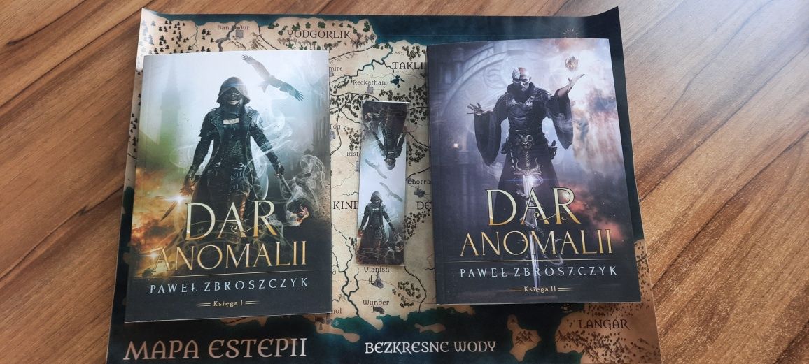 "Dar anomalii" Paweł Zbroszczyk tom 1 i 2 + zakładka + mapa + autograf