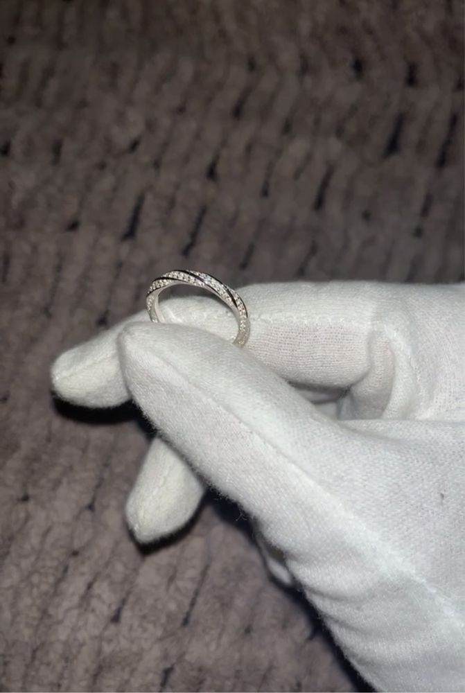 Нежное кольцо с россыпью муассанитов серебро 925