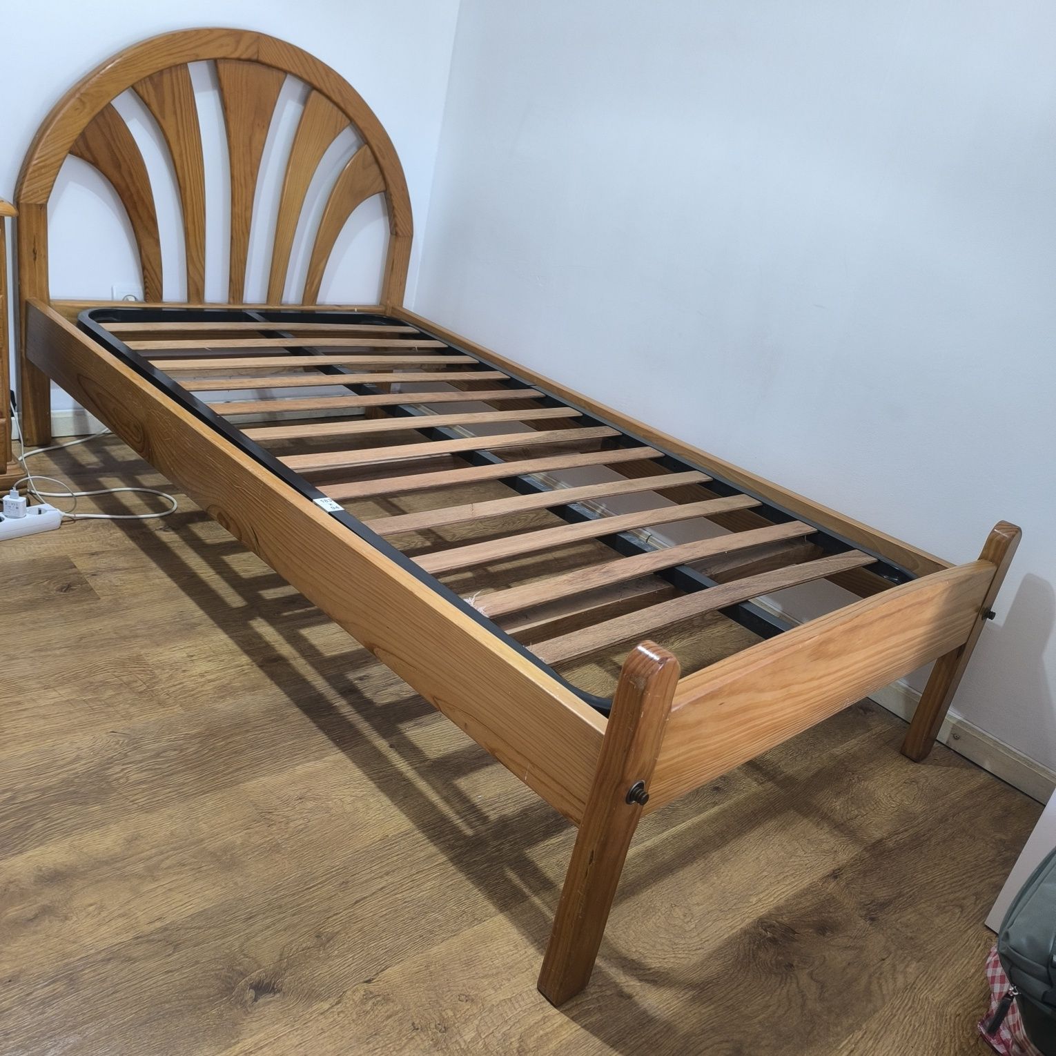 Cama com estrado em madeira maciça