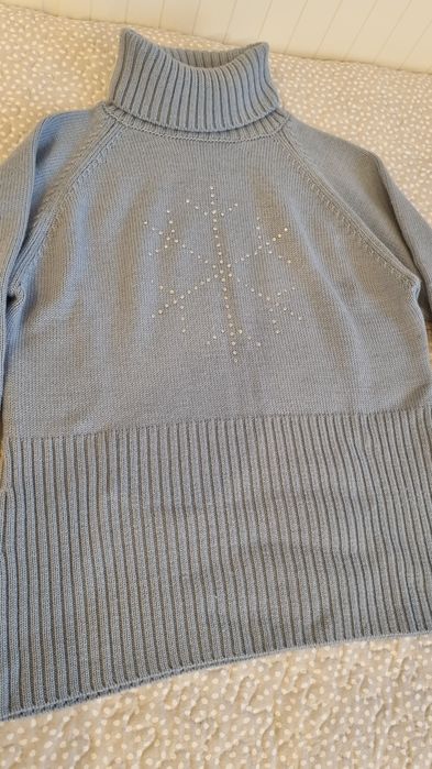 Camisola azul claro, de gola alta, da marca Cedosce, tamanho M.