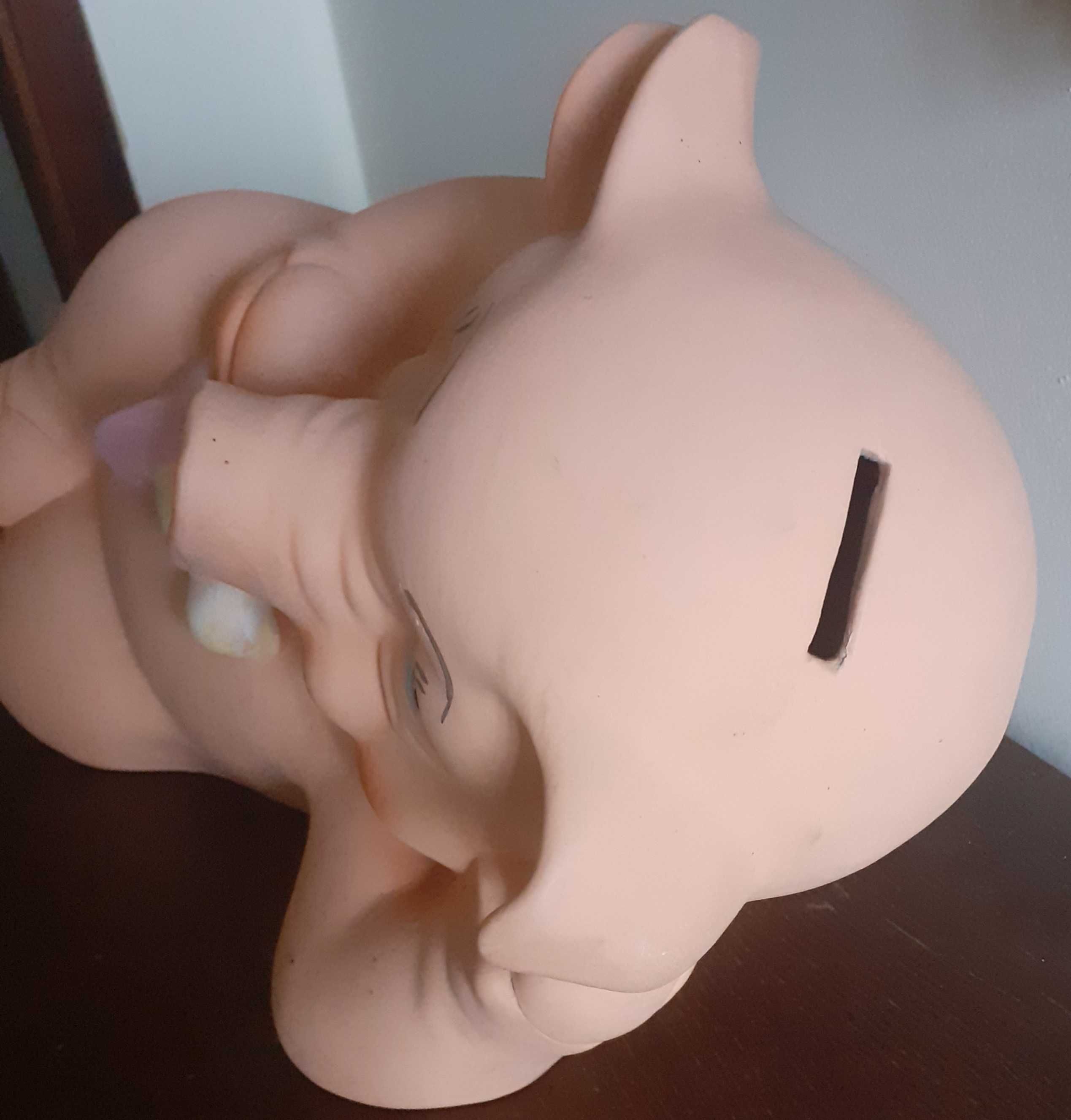 Grande mealheiro em forma de porca