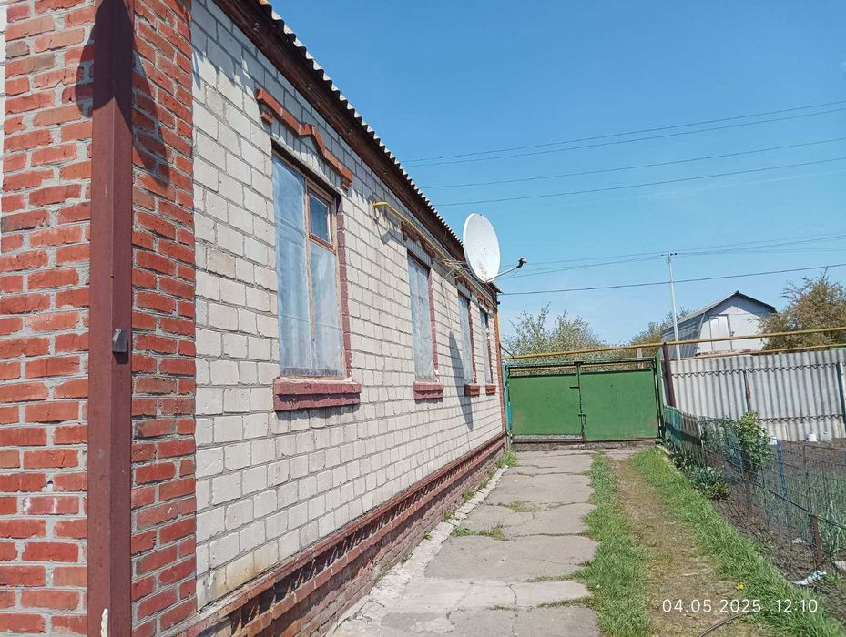 Продам.. 1/2 дома в Мерефе район вокзала.