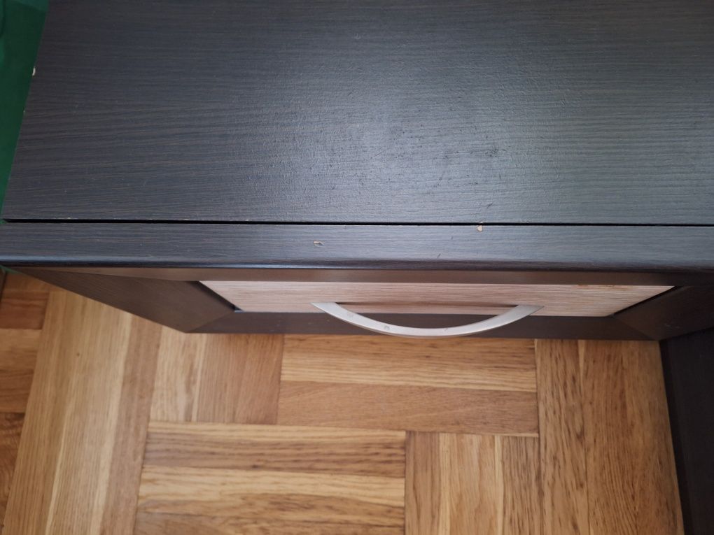Szafka nocna w kolorze wenge z jasnymi frontem