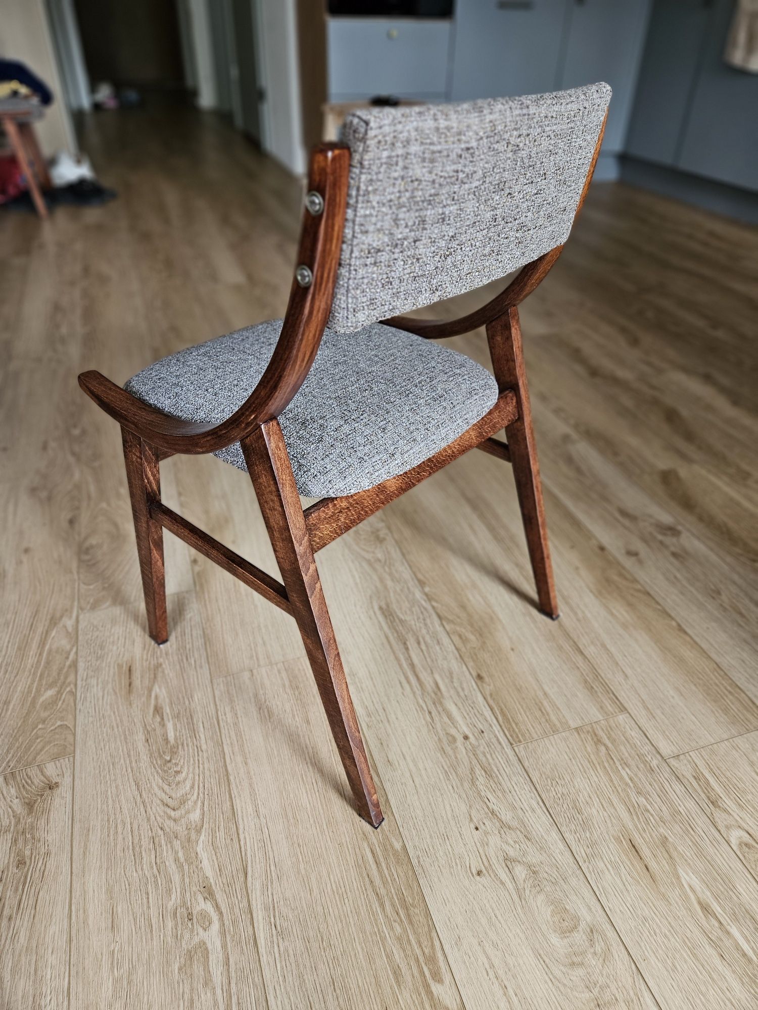 Zestaw sześciu krzeseł "skoczek" | PRL | po renowacji | odnowione
