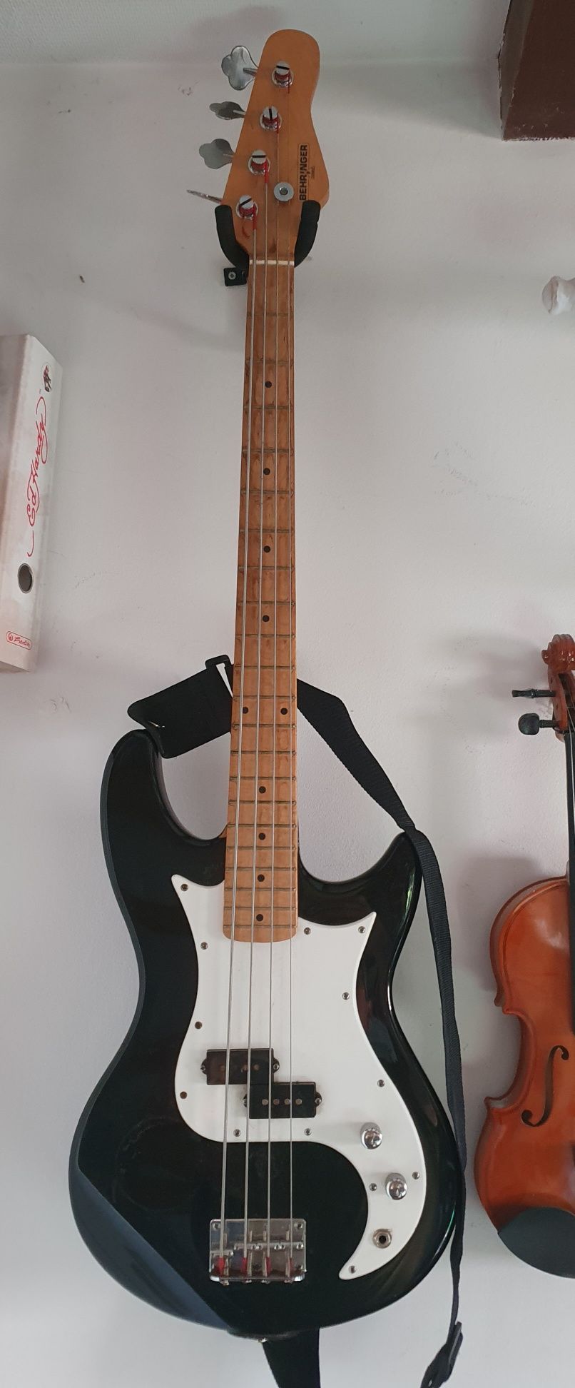 Gitara basowa Behringer w bardzo dobrym stanie