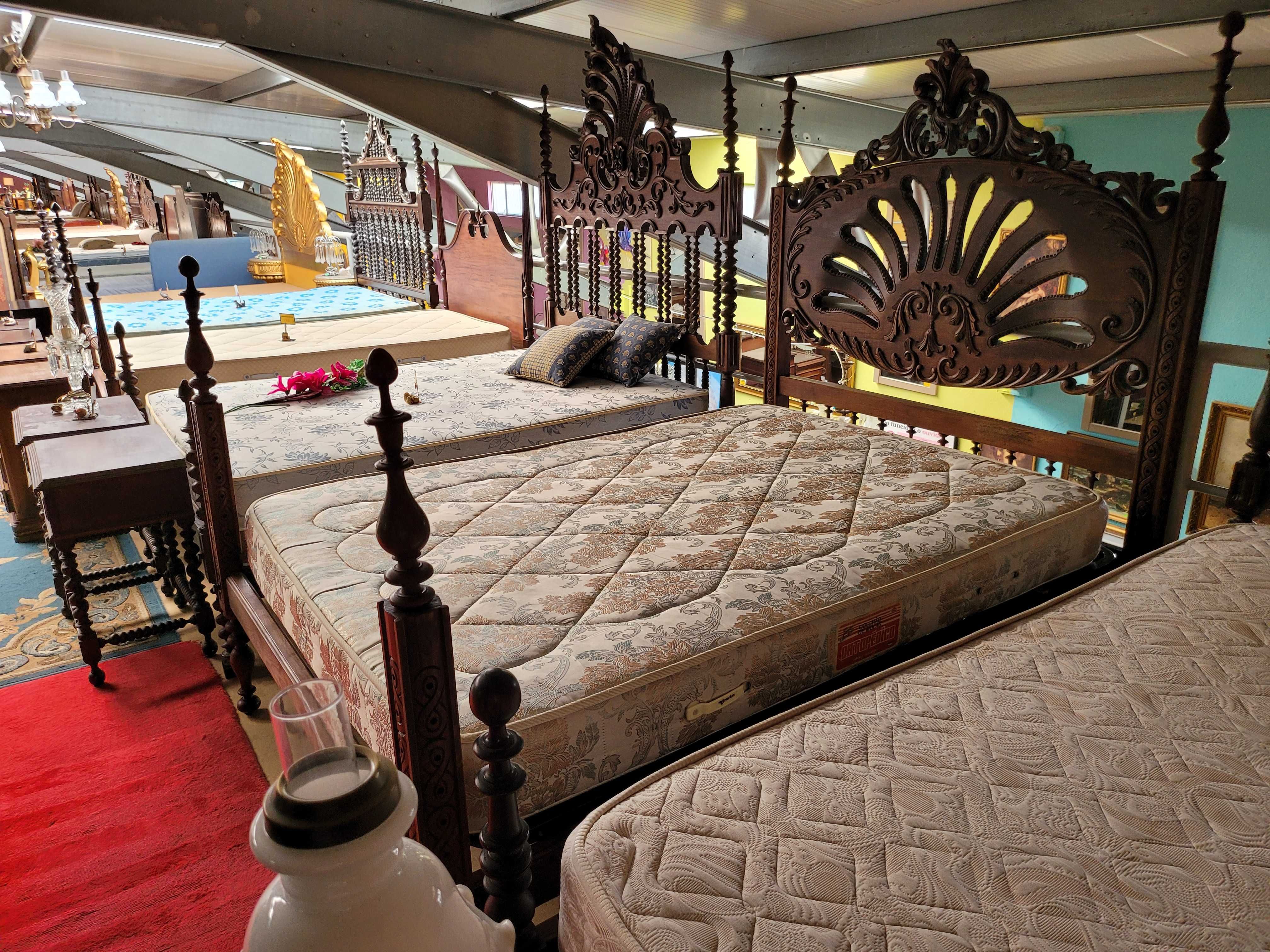 Belíssima cama em madeira maciça com estrado e colchão