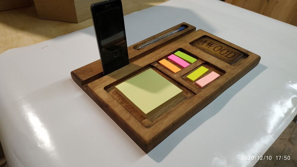 Органайзер из дерева для телефона или планшета настольный.