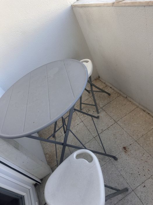 Mesinha com 2 bancos