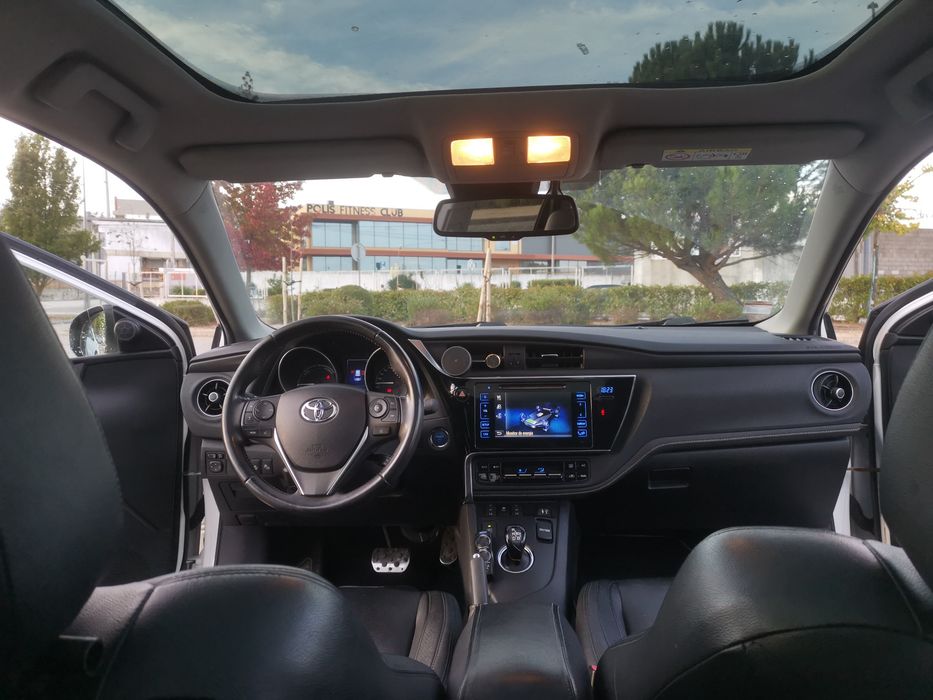 Toyota auris touring sports hybrid