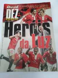 Revista Record Benfica Campeão 2004/2005 com Poster no interior.