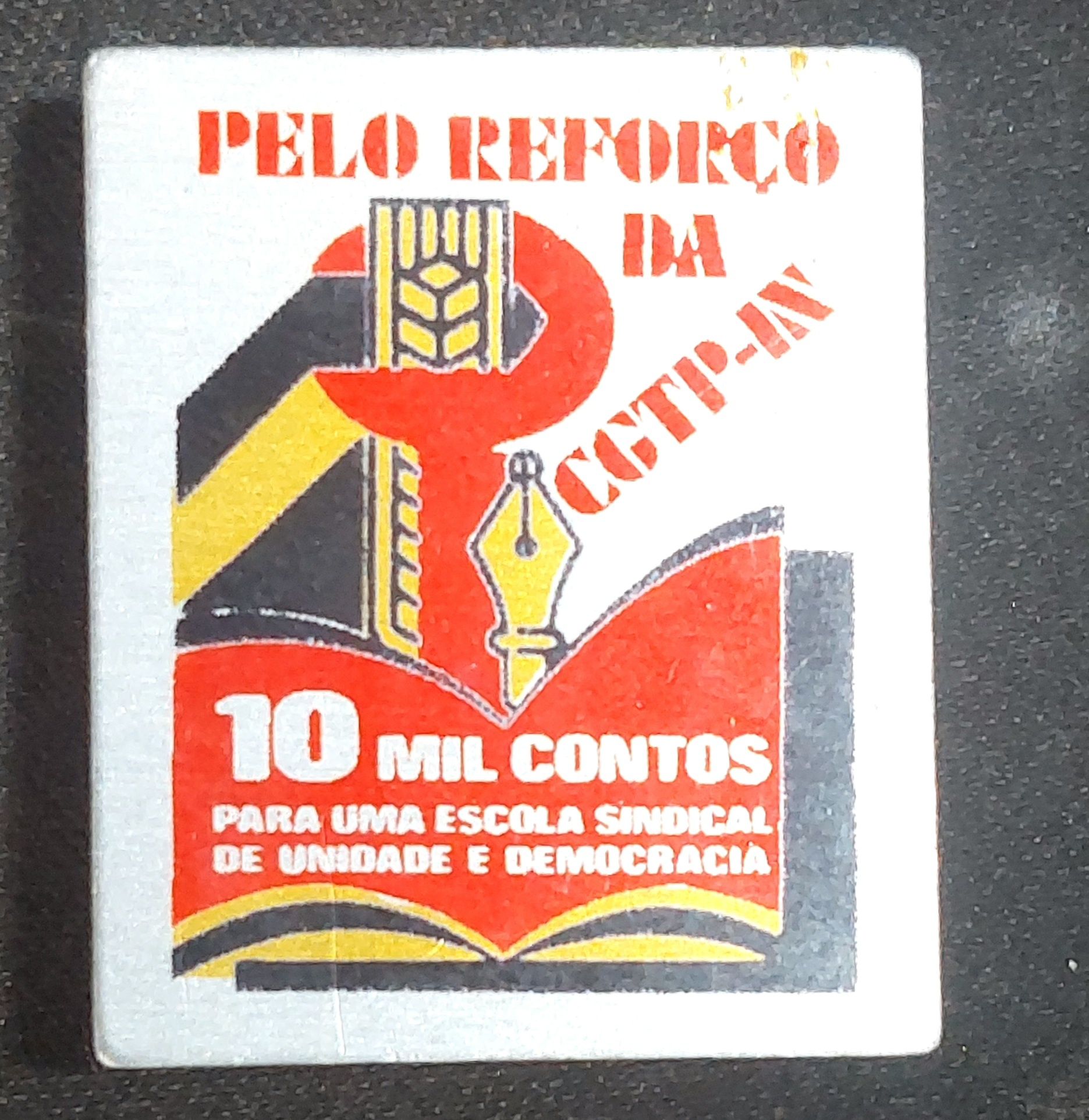 Cracha Pin com quase 50 anos