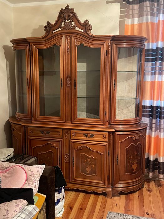 Witryna dębowa, bogato rzeźbiona