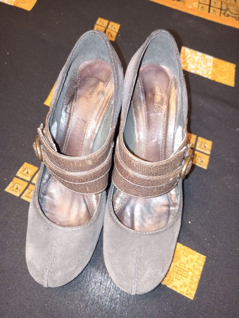 Clarks brązowe zapinane czółenka