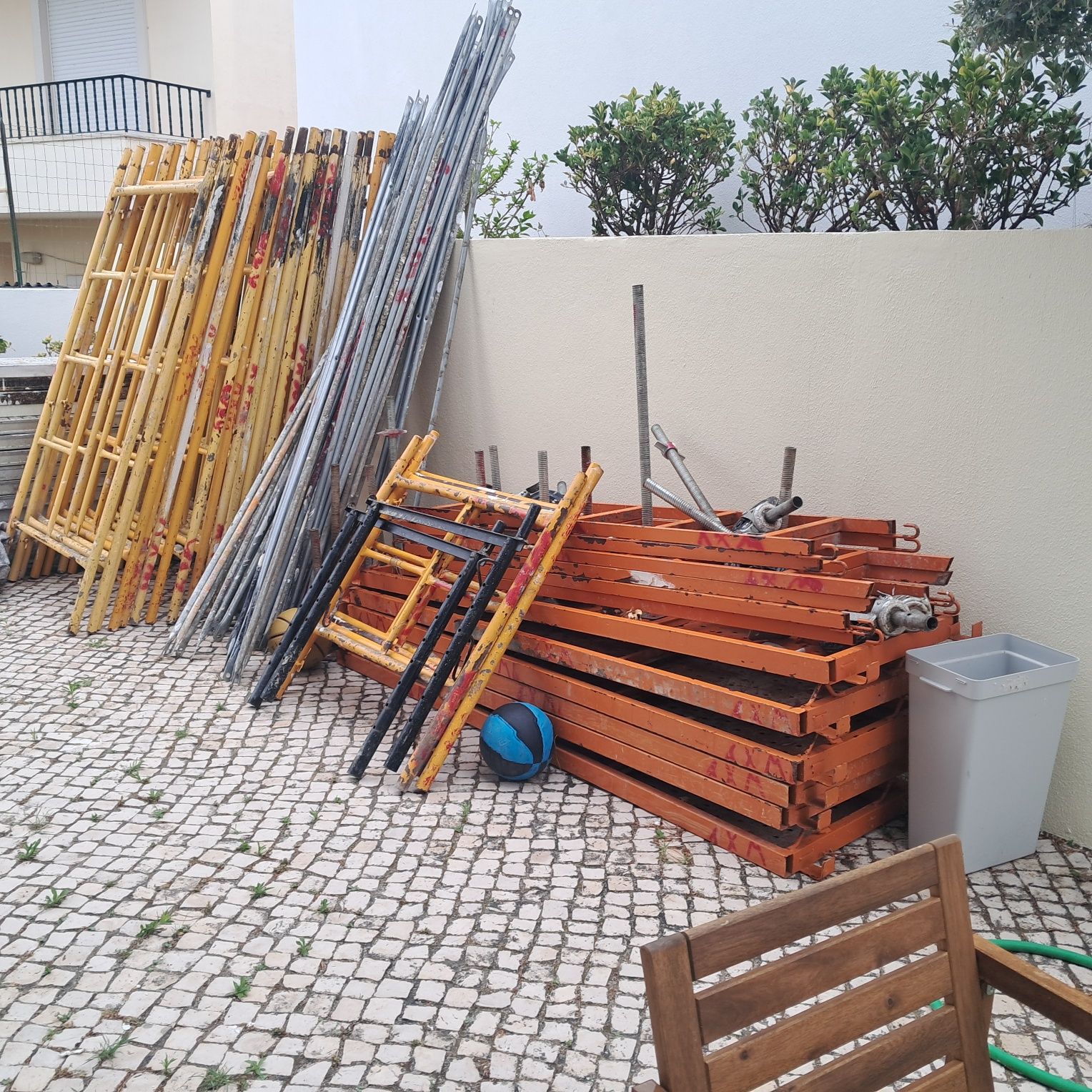 Andaimes com alcapao escadas